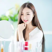 Seorang gadis cantik sedang bercermin. (depositphotos.com/ryanking999)