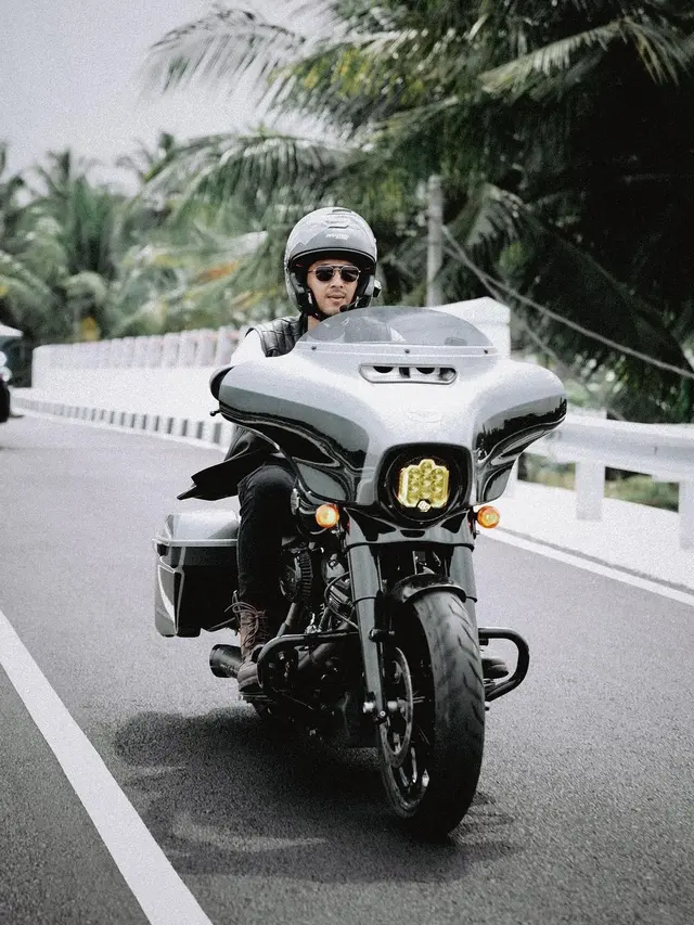 7 Potret Arya Saloka saat Touring dengan Moge, Curi Perhatian