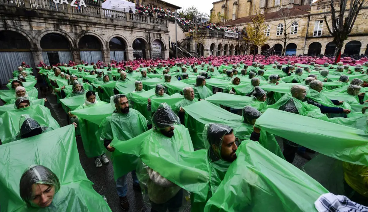 Aksi ini diselenggarakan oleh Inisiatif Warga Guernica-Palestina, termasuk serikat pekerja, partai politik, dan organisasi sosial. (ANDER GILLENEA/AFP)