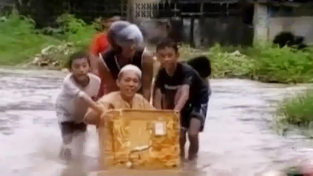 Banjir Melanda 5 Kecamatan di Jombang hingga Tradisi Awal Tahun