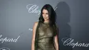 Model AS Kendall Jenner berpose saat menghadiri Secret Chopard Party di sela-sela festival film Cannes ke-71 di Cannes, Prancis (11/5). Supermodel berusia 22 tahun ini mengenakan gaun hijau yang tembus pandang. (Joel C Ryan / Invision / AP)