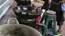 Kesibukan juru masak menyiapkan menu berbuka puasa di dapur umum Masjid Istiqlal, Jakarta, Selasa (7/5/2019). Selama bulan Ramadan, Masjid Istiqlal menyediakan 2.000 sampai 4.000 takjil dan nasi kotak bagi masyarakat yang berbuka puasa di masjid tersebut. (Liputan6.com/Faizal Fanani)