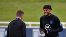 Bek Inggris Tyrone Mings (kanan) dan gelandang tengah Inggris Mason Mount (kiri) melakukan pemanasan saat mengikuti sesi latihan tim di St George's Park di Burton-on-Trent (6/9/2019). (AFP Photo/Paul Ellis)