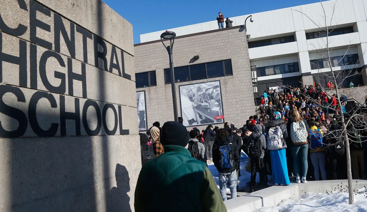 Ratusan siswa di Central High School keluar dari gedung saat melakukan pemogokan untuk melakukan aksi protes di St. Paul, Minn (14/3). Ribuan siswa Amerika keluar dari ruang-ruang kelas mereka untuk melakukan aksi protes. (AP Photo / Jim Mone)