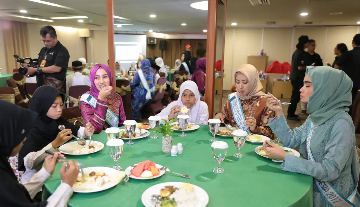 "Jadi tadi ada cerita-cerita tentang gimana ngajinya, gimana sekolahnya, jadi aya berharap adik-adik yang datang ke sini bisa terus meng-eksplor dirinya, terus belajar sehingga bisa sukses nantinya dimana pun itu," harap Shaza. (Adrian Putra/Bintang.com)