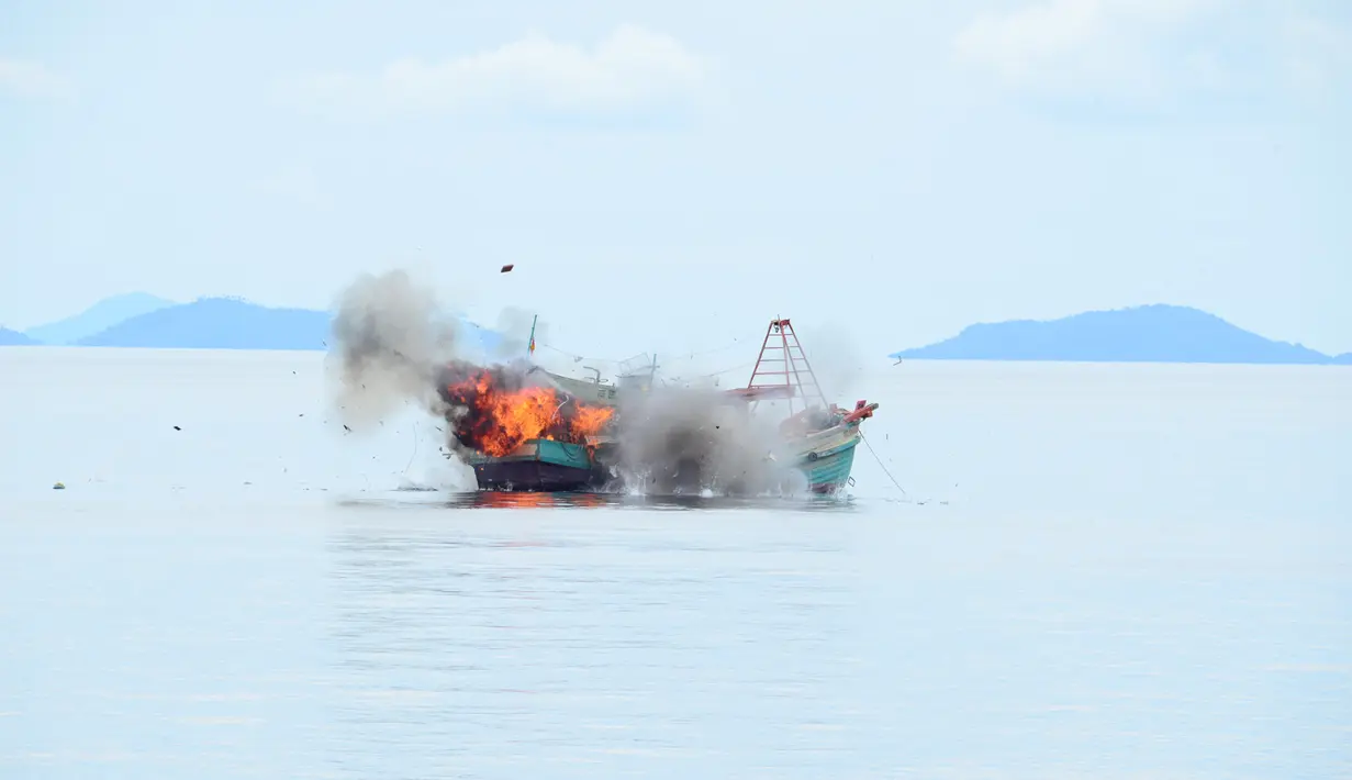 Tiga kapal asing itu ditembak oleh kapal Penyidik Pegawai Negeri Sipil (PPNS) bersama TNI Angkatan Laut dan Bakorkamla di perairan Anambas, Kepulauan Riau, Jumat (5/12/2014). (Dokumentasi Puspen TNI)