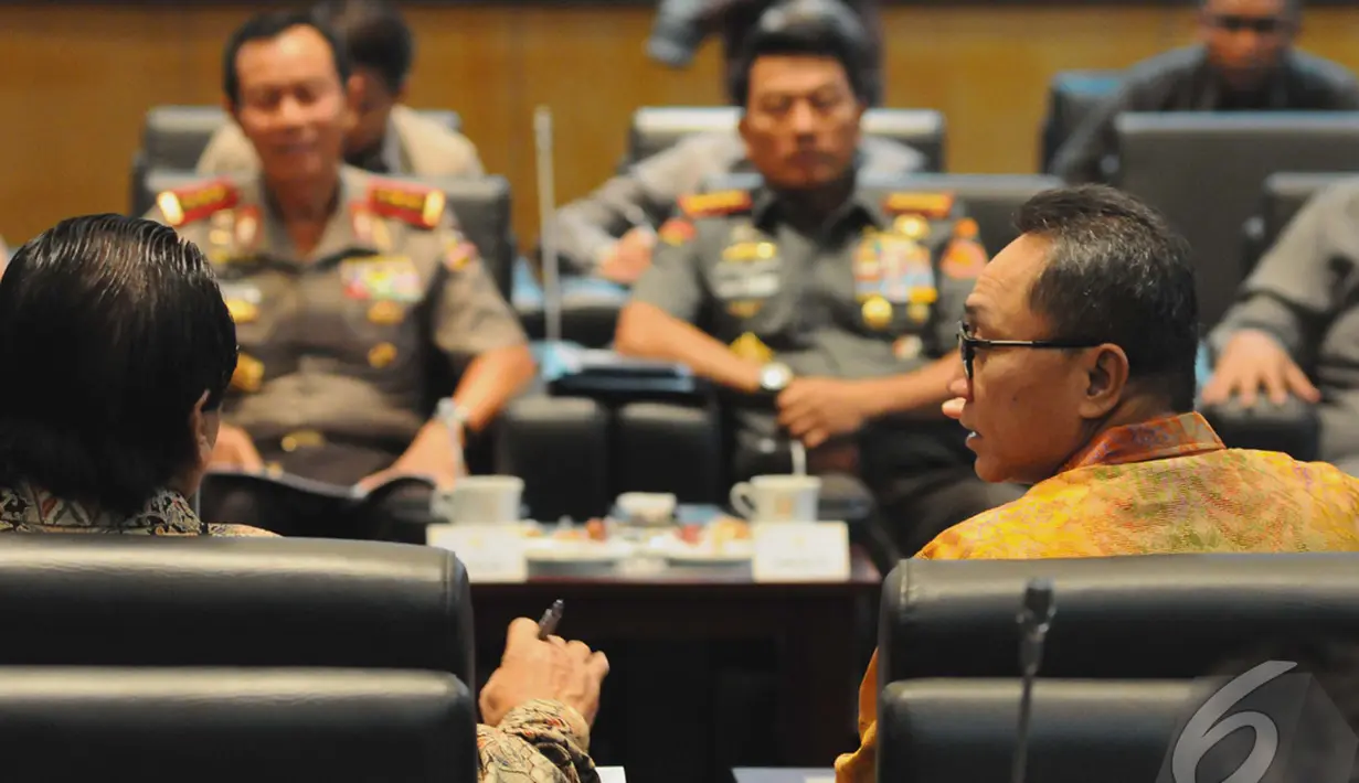 Ketua MPR RI Zulkifli Hasan (kanan), berbincang bersama Wakil Ketua MPR RI Oesman Sapta Odang (kiri), dalam pertemuannya dengan KASAD, KAPOLRI, Kepala BIN, KASAU di Ruang Delegasi, Nusantara 4, Jakarta, Kamis (16/10/2014) (Liputan6.com/Andrian M Tunay)