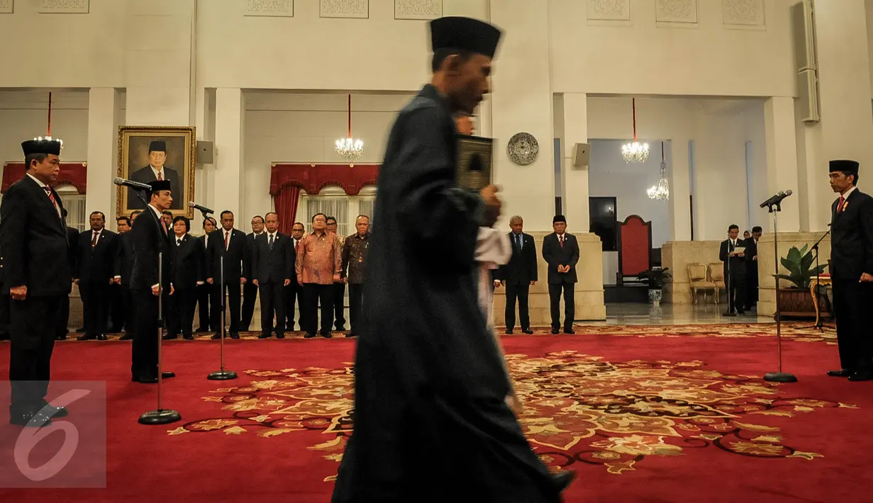 Ignasius Jonan dan Arcandra Tahar usai membaca sumpah jabatan pada acara pelantikan Menteri ESDM dan Wakil Menteri ESDM di Istana Negara, Jakarta, Jumat (14/10). Pelantikan Jonan dan Arcandra dipimpin oleh Presiden Jokowi. (Liputan6.com/Faizal Fanani)