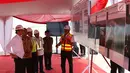 Presiden Joko Widodo mendengarkan penjelasan Dirut Angkasa Pura II Muhammad Awaluddin saat meninjau proyek pembangunan landasan pacu (runway) 3 Bandara Internasional Soekarno-Hatta, Tangerang, Kamis (21/6). (Liputan6.com/Angga Yuniar)