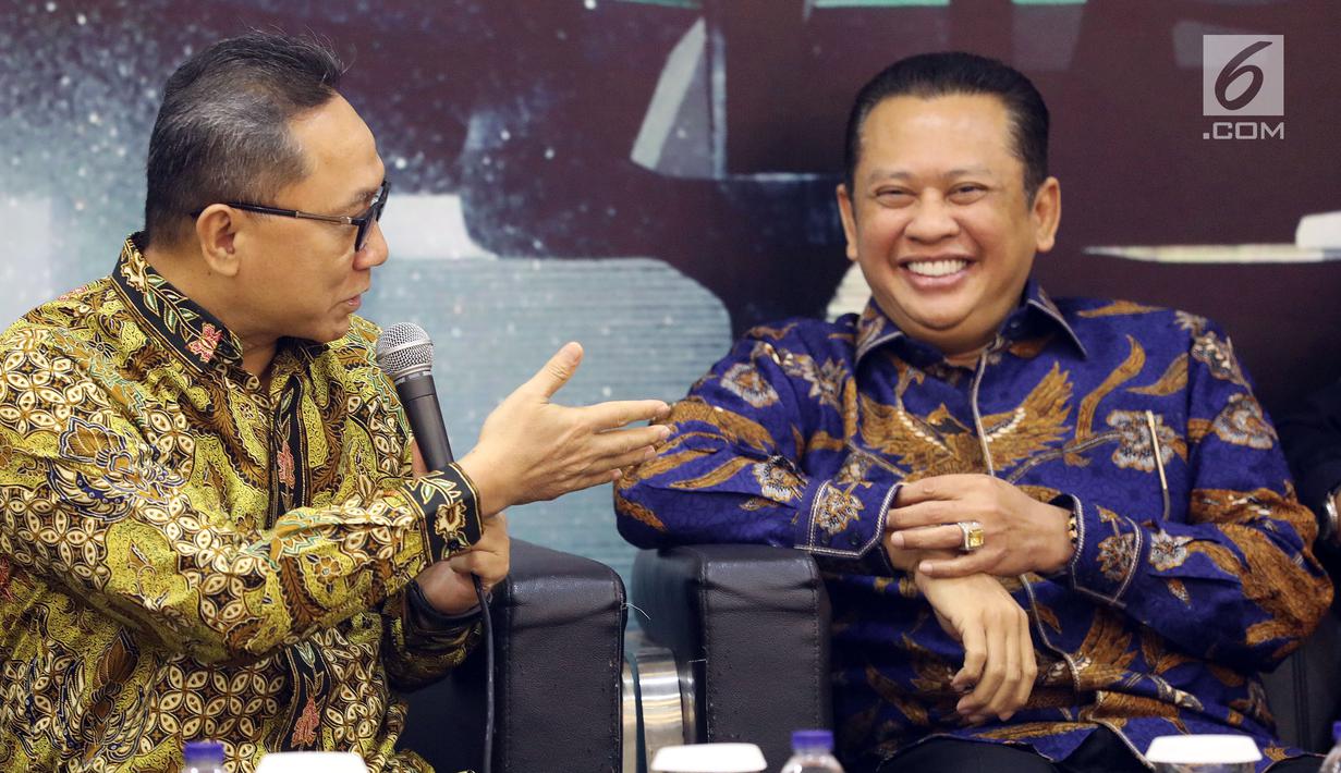 Ketua MPR Zulkifli Hasan dan  Ketua DPR Bambang Soesatyo menjadi pembicara dalam Refleksi Akhir Tahun dan Tahun Politik 2019 di Nusantara III, Kompleks Parlemen MPR/DPR-DPD, Senayan, Jakarta, Selasa (18/12). (Liputan6.com/Johan Tallo)