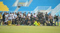 Pemain dan ofisial Persijap Jepara berfoto bersama setelah memastikan tiket play-off promosi Liga 1 musim depan. Persijap menang 1-0 atas Persela Lamongan dalam lanjutan laga terakhir Grup Y di Stadion Gelora Delta Sidoarjo, Rabu (19/2/2025) pagi WIB. (Bola.com/Aditya Wany)