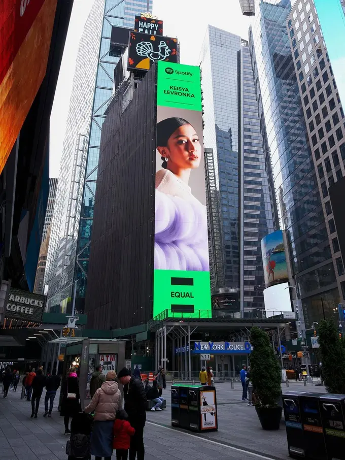 Wajah Keisya Levronka mejeng di Times Square New York (https://www.instagram.com/p/ClBFNFSLfDj/)