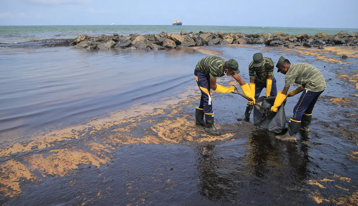 Tentara Sri Lanka membersihkan tumpahan minyak di sebuah pantai di Uswetakeiyawa, Kolombo, Senin (10/9). Pemerintah Sri Lanka mengerahkan ratusan tentara dan penjaga pantai untuk membersihkan tumpahan minyak. (AP Photo/Eranga Jayawardena)
