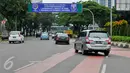 Kendaraan melaju di bawah papan petunjuk spanduk bertuliskan uji coba penghapusan kawasan 3 in 1 di Jalan Jenderal Sudirman, Jakarta, Jumat (15/4). Dishub DKI memperpanjang uji coba penghapusan 3 in 1 selama empat minggu (Liputan6.com/Yoppy Renato)