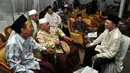Ketua Umum PPP Suryadharma Ali berbincang dengan para ulama saat menghadiri Silaturahmi Nasional Alim Ulama se-Indonesia di Jakarta, Kamis (23/10/2014). (Liputan6.com/Miftahul Hayat)