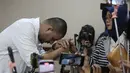 Ammar Zoni menjadi terdakwa karena diduga terlibat dalam peredaran narkotika di dalam Lapas Salemba, Jakarta. Tampak dalam foto, Pesohor Muhammad Ammar Akbar alias Ammar Zoni mencium tangan ibu angkatnya saat dihadirkan secara langsung pada persidangan terkait kasus peredaran narkotika di dalam Lembaga Pemasyarakatan (Lapas) Salemba di Pengadilan Negeri Jakarta Pusat, Kamis (18/12/2025). (merdeka.com/Arie Basuki)