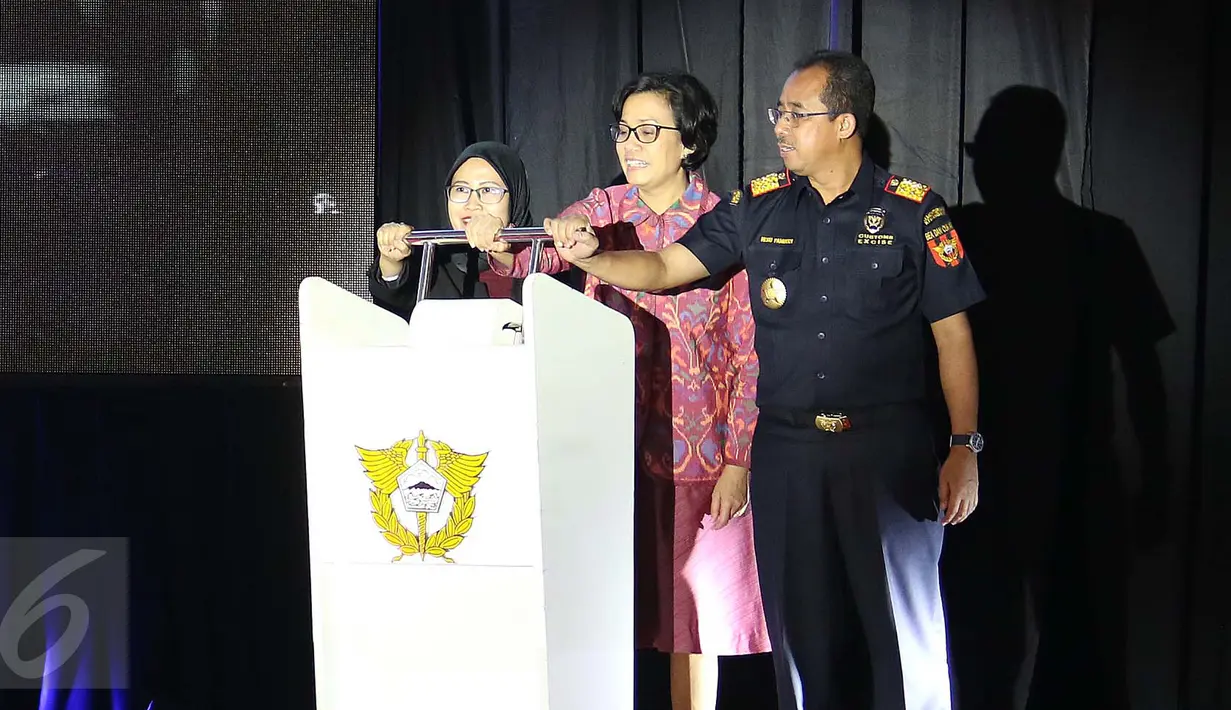 (Ki-ka) Ketum Perkumpulan Pusat Logistik Berikat Indonesia Ety Puspitasari, Menkeu Sri Mulyani serta Dirjen Bea dan Cukai Heru Pambudi mendorong tuas tanda Peringatan Satu Tahun Pusat Logistik Berikat di Jakarta, Rabu (12/4). (Liputan6.com/Angga Yuniar)