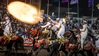 Penunggang kuda Maroko menembakkan senapan mereka selama pertunjukan untuk merayakan festival tahunan Moussem di El Jadida pada 6 Agustus 2023. (Fadel SENNA/AFP)