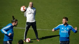 Pelatih Real Madrid Zinedine Zidane melihat kiper Luca Zidane dan Gareth Bale berlatih di fasilitas pelatihan Valdebebas di Madrid (15/3). Real Madrid akan bertanding melawan Celta Vigo pada lanjutan La Liga Spanyol. (AFP Photo/Gabriel Bouys)