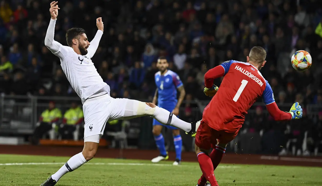 Striker Prancis, Olivier Giroud, berusaha membobol gawang Islandia pada laga Kualifikasi Piala Eropa 2020 di Reykjavik, Sabtu (11/10). Islandia kalah 0-1 dari Prancis. (AFP/Jonathan Nackstrand)