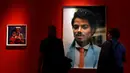 Pengunjung melihat karya seni seniman Hank Willis Thomas yang dipajang pada pameran 'Michael Jackson: On The Wall' di National Potrait Gallery, London, Rabu (27/6). Pameran ini berlangsung dari 28 Juni hingga 21 Oktober 2018. (AP/Kirsty Wigglesworth)
