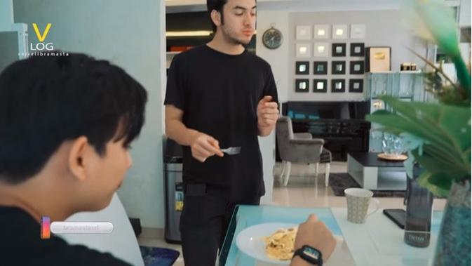 6 Potret Dapur Verrell Bramasta, Berkonsep Minimalis Modern (sumber: YouTube VRL Bramasta)