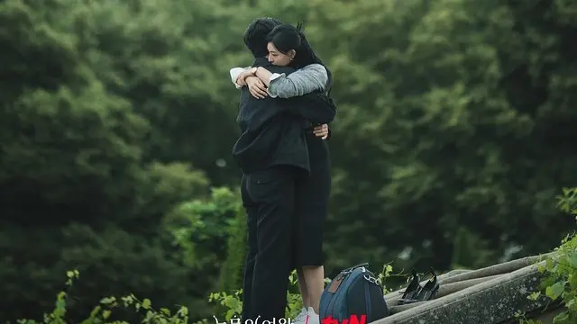 Kim Ji Won Effect Bikin Sneakers Putih Rp21 Juta di Drakor Queen of Tears Ludes Terjual