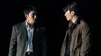 Inti dari drama ini adalah hubungan rumit antara Park Joon Mo dan Jung Ki Chul. Setelah pertemuan awal mereka yang intens, keputusan Jung Ki Chul untuk menerima Park Joon Mo ke dalam Aliansi Gangnam membuat perubahan dinamis dalam hubungan mereka. Terombang-ambing antara kepercayaan dan kecurigaan. (Foto: Disney+ Hotstar via Soompi)