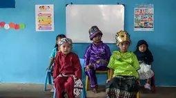 Vaksin Campak-Rubella diberikan sebagai imunisasi rutin untuk menciptakan herd immunity. Tampak dalam foto, anak-anak menunggu giliran untuk menerima vaksin Campak-Rubella sebagai bagian dari program kesehatan pemerintah untuk memerangi penyakit anak di Surabaya, Jawa Timur pada Rabu 6 Mei 2026. (JUNI KRISWANTO/AFP)
