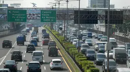 Arus lalu lintas di kawasan Jalan Gatot Subroto, Jakarta, mulai terlihat padat, Senin (4/8/14). (Liputan6.com/Miftahul Hayat)