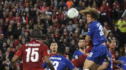 Bek Chelsea, David Luiz, menyundul bola saat pertandingan melawan Liverpool pada laga Piala Liga Inggris di Stadion Anfield, Rabu (26/9/2018). Liverpool takluk 1-2 dari Chelsea. (AP/Rui Vieira)