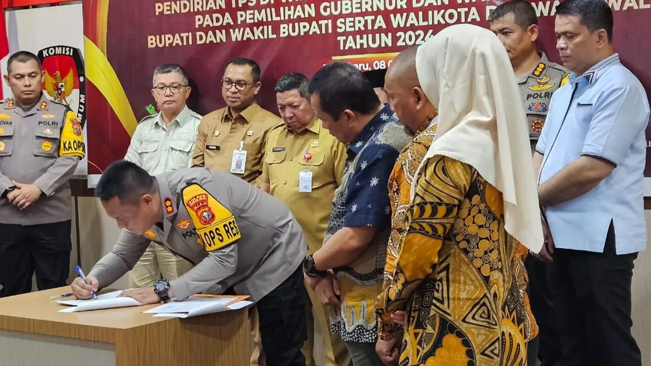 Kapolres Rokan Hilir AKBP Isa Imam Syahroni menandatangani kesepakatan terkait TPS perbatasan.