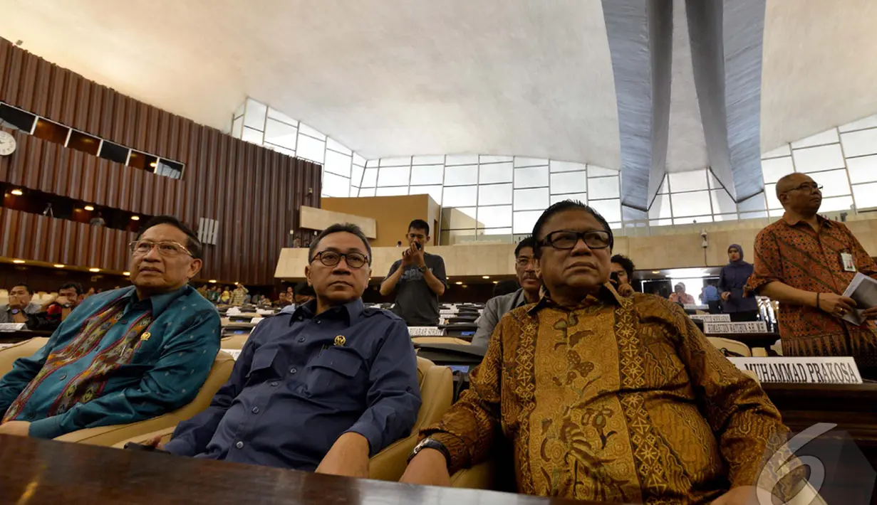 Ketua MPR RI Zulkifli Hasan (kanan) berbicang bersama Wakil Ketua MPR RI Evert Erenst Mangindaan (kiri) saat memantau gladi kotor pelantikan Presiden dan Wakil Presiden terpilih Joko Widodo dan Jusuf Kalla, Jakarta, Jum'at (17/10/2014) (Liputan6.com/Andri
