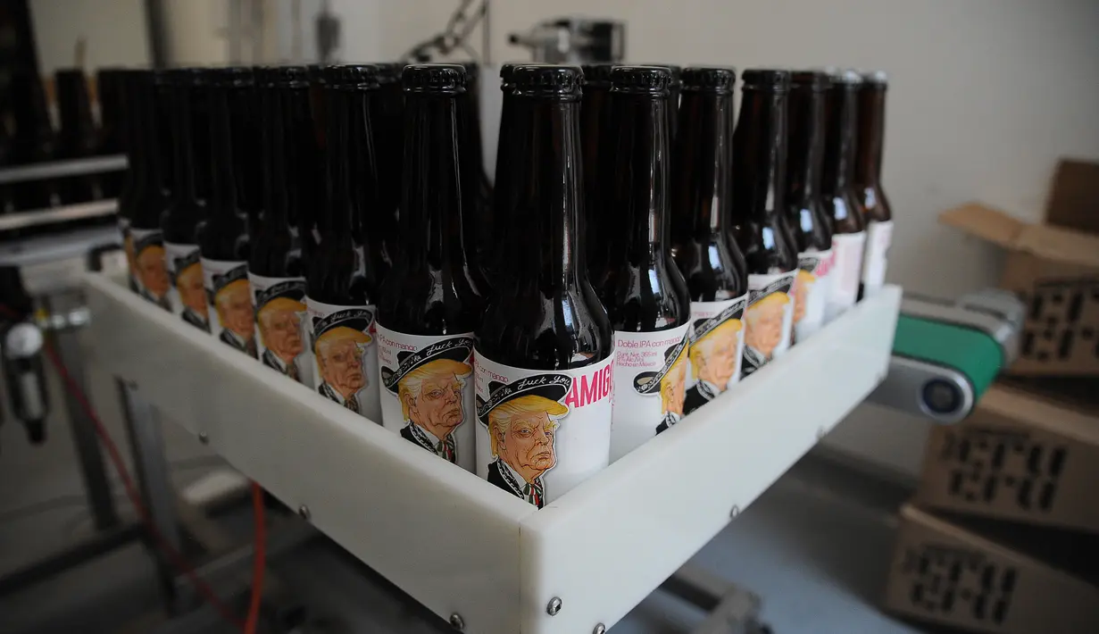 Sejumlah botol bir bergambar Presiden AS, Donald Trump telah dikemas dan siap dijual di perusahaan Cru Cru Brewery di Mexico City (15/6). (AFP Photo/Bernardo Montoya)