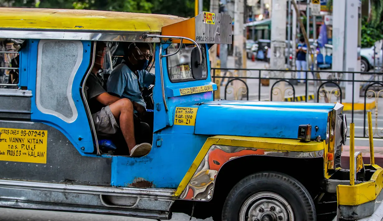 Kendaraan jeepney melaju di sebuah jalan di Manila, Filipina (28/8/2020). Jeepney merupakan salah satu alat transportasi populer di Filipina. Sebagian besar jeepney dihias warna-warni, dengan desain lukisan dan ilustrasi terinspirasi dari budaya lokal dan internasional. (Xinhua/Rouelle Umali)
