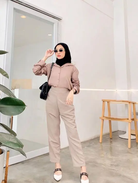 Padukan Casual Shirt Nutmeg and Straight Pants Almond. Casual shirt ini berbahan fine rayon yang nyaman sekaligus memberikan tekstur halus pada tampilan