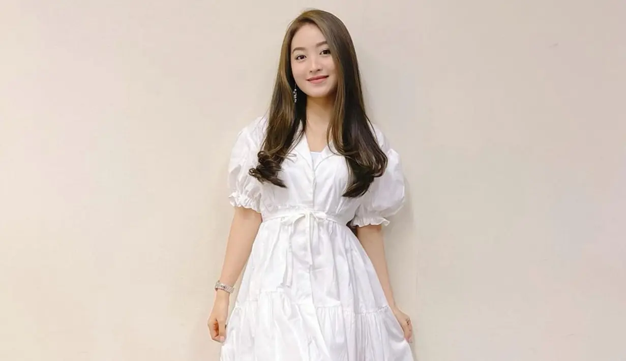 Simple dress yang digunakan oleh Natasaha Wilona ini pun membuatnya semakin terlihat manis. Apalagi, ia memilih untuk tidak menggunakan aksesoris berlebih serta tatanan rambut terurai sederhana. (Liputan6.com/IG/@natashawilona12)