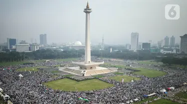 Suasana Aksi Bela Palestina di Monumen Nasional (Monas), Jakarta, Sabtu (2/12/2023). Aksi tersebut bertemakan "Munajat Kubro untuk Keselamatan NKRI (Negara Kesatuan Republik Indonesia) dan Kemenangan untuk Palestina". (Liputan6.com/Angga Yuniar)