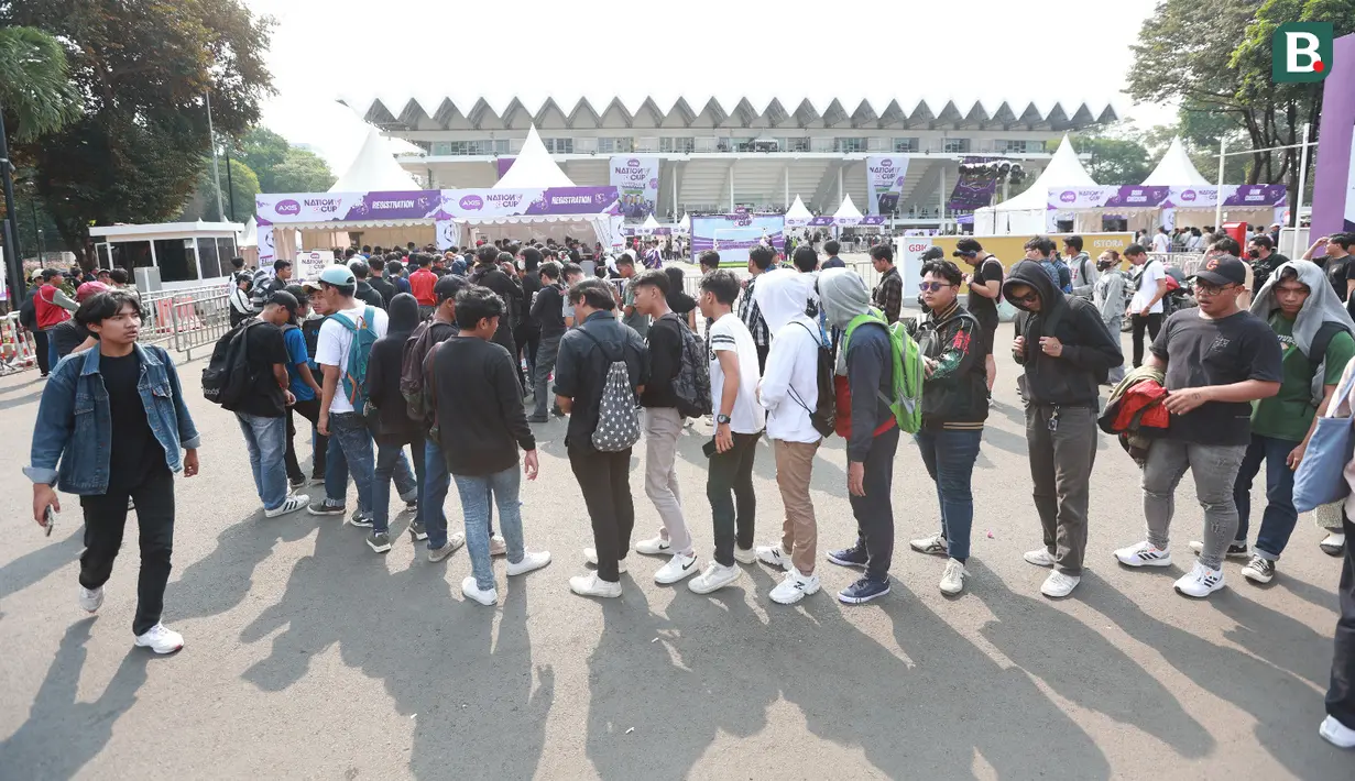 Antusiasme penonton saat antre dengan rapih untuk menyaksikan AXIS Nation Cup 2023 yang berlangsung di Istora Senayan, Jakarta, Minggu (15/10/2023). (Bola.com/M Iqbal Ichsan)