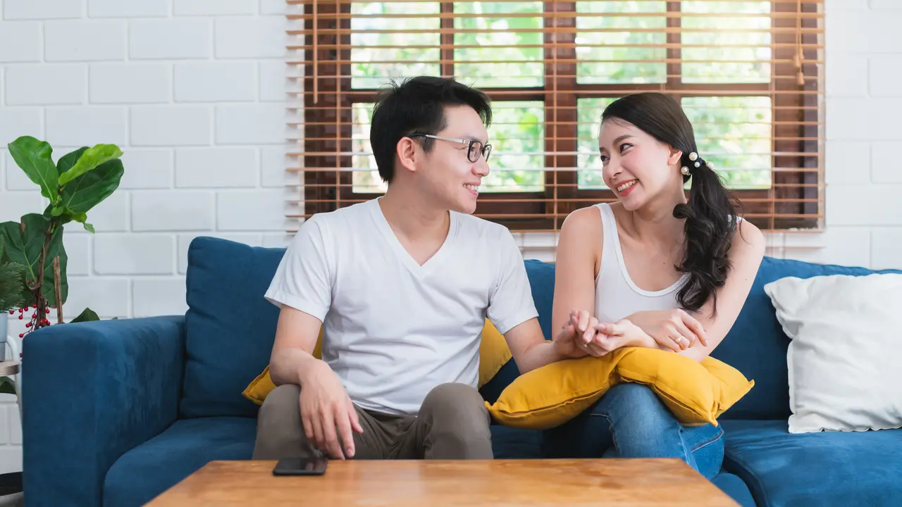 perempuan dan pasangan 2 oktober sofa