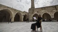 Masjid Omari di Gaza sebelum luluh lantak diserang misil Israel. (dok. MOHAMMED ABED / AFP)