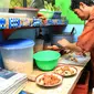 Pria sedang memasak Hucap di Kedai Ma Iroh. (Foto: Indonesia Kaya)