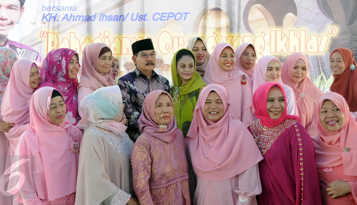 Antasari Azhar didampingi istri Ida Laksmiwati foto bersama dengan sejumlah ibu-ibu di Lapas Kelas I Tangerang, Selasa (8/11). Antasari dihukum MA karena diyakini menjadi otak pembunuhan Nasrudin Zulkarnaen pada Maret 2009. (Liputan6.com/Helmi Afandi)