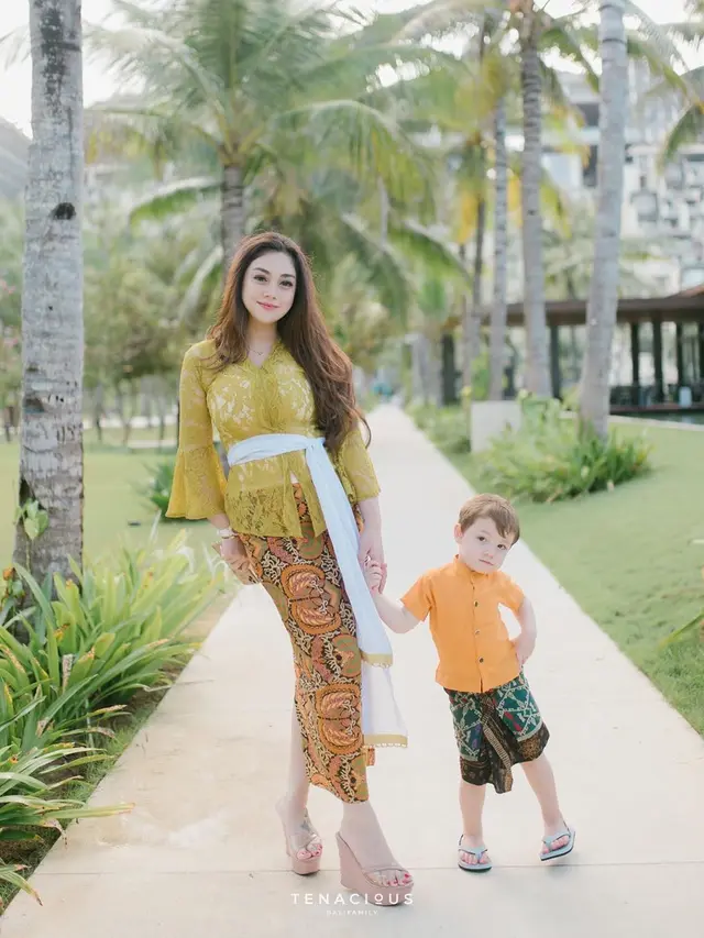 6 Potret Lucio Anak Stefan William Pakai Baju Tradisional Bali, Menggemaskan