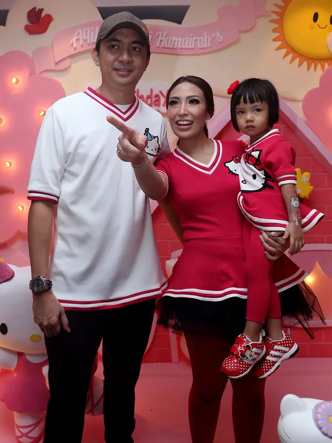 Ayu Dewi dan keluarga