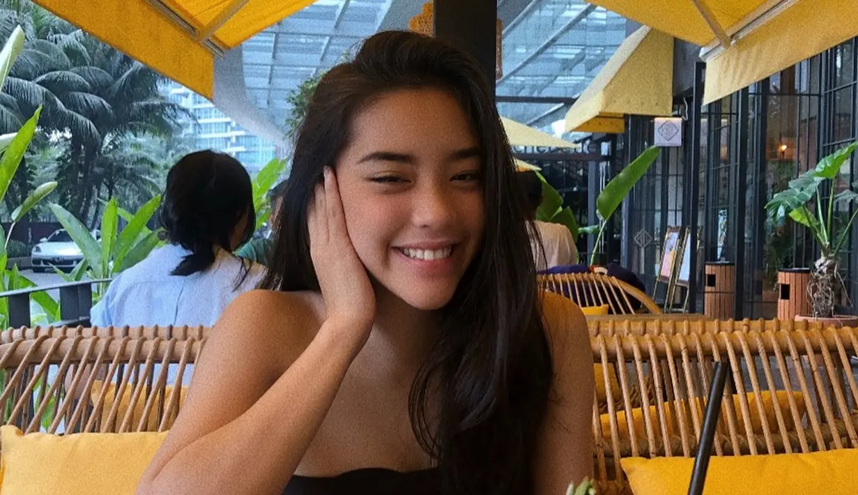 Masih muda, ia punya kemampuan menyanyi dalam bahasa Inggris dengan sangat baik. Tak heran jika ia sangat mengidolai Ariana Grande. (Liputan6.com/IG/@bailafauri)