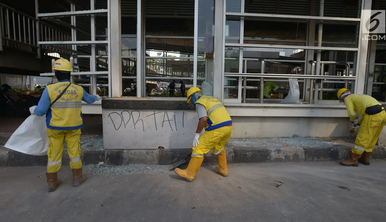 Petugas Dinas Bina Marga Pemprov DKI membersihkan serpihan kaca di halte Transjakarta Petamburan Slipi, Kamis (26/9/2019). Sejumlah fasilitas publik di Jakarta mengalami kerusakan imbas aksi demo pelajar dan massa lain di sekitar Gedung DPR pada Rabu 25 September 2019. (merdeka.com/Imam Buhori)