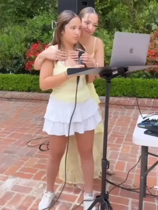 Rambut coklatnya ditata rapi kuncir belakang, dengan bagian depan belah tengah. Sedangkan, putrinya Mikhayla juga mengenakan atasan spaghetti strap kuning dipadukan mini skirt ruffle putih. [@ramadhaniabakrie]