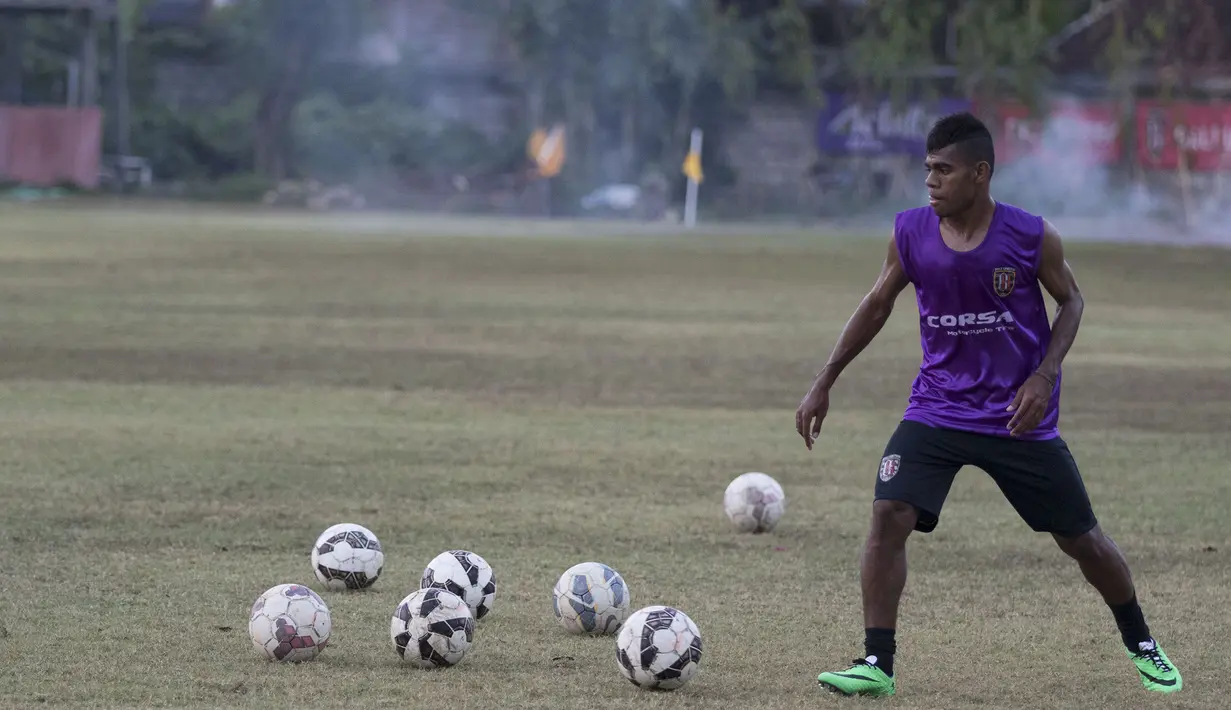 Pemain muda Bali United, Yabes Roni Malaifani melalui inisiatif sendiri menambah porsi latihan pada sela-sela persiapan tim jelang laga kedua Piala Presiden di Lapangan Trisakti, Bali, Selasa (1/9/2015). (Bola.com/Vitalis Yogi Trisna)