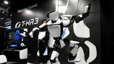 Robot humanoid generasi ketiga T-HR3 berusaha menjaga keseimbangannya saat berdiri dengan satu kaki selama Pameran Robot Internasional 2017 di Tokyo (29/11). Robot T-HR3 adalah hasil eksplorasi Toyota secara global. (AFP/Toru Yamanaka)